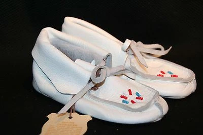 INFANT Sz 5 NWT VTG 70s Toddler MOCCASINS BABY WHITE BEADED DEERSKIN Shoe NOS - Image 1 of 4