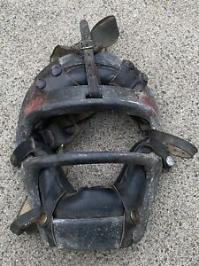 ANTIQUE BASEBALL CATCHERS/UMPIRES FACE MASK, LEATHER PADS METAL FRAME 1930’s