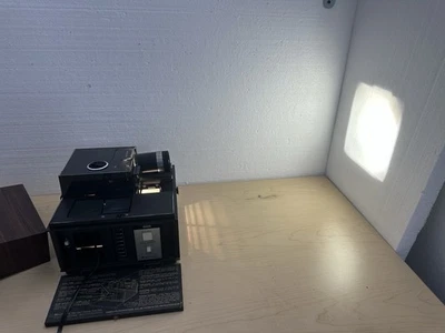 BELL & HOWELL SLIDE CUBE PROJECTOR MODEL 981Q - Image 1 of 4