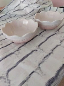 LE CREUSET Ruffle Bowl Set of 2 Pink 14cm Stoneware Small Serving Dish Tableware - Picture 1 of 5