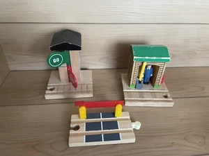 2000 Thomas the Tank Engine Train Stop and Go House & Conductor Shed 2001 Lot - Picture 1 of 11