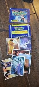 1985 PANINI ZURÜCK IN DIE ZUKUNFT GEÖFFNETES AUFKLEBERPAKET MIT WRAPPER MICHAEL J FOX - Bild 1 von 1