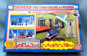 Thomas & Friends Tunnel & Crane Train Set Vintage Raro con Scatola Bandai USATO - Foto 1 di 6