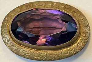 Viktorianische Amethyst Glas 9K vergoldet Messing Schnörkel Schärpe Anstecknadel Brosche 1,25" L 3-043 - Bild 1 von 8