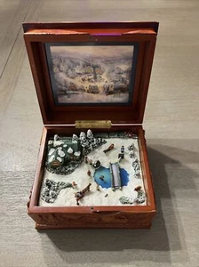 Thomas Kinkade St. Nicholas Circle Music Box Collection 2004 works - Foto 1 di 8