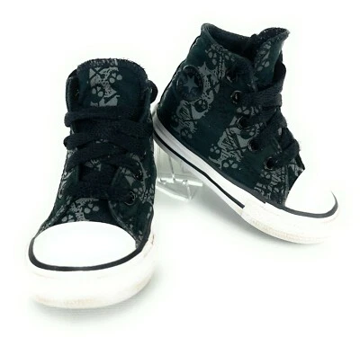 Zapatos de caña alta Converse All Star negros y grises con calavera talla 4 para niños pequeños Foto 1 de 4