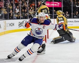 Foto de hockey Connor McDavid Goal Celebration Point Edmonton Oilers 8x10 NHL - Imagen 1 de 1