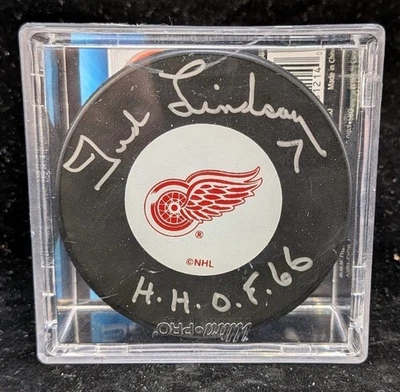 Подписанная Тедом Линдсеем шайба Detroit Red Wings с надписью «H.H.O.F. 66-дюймовый Зал славы - Изображение 1 из 3