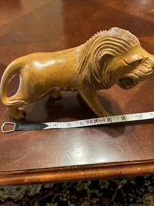 "Escultura/figura de león de madera tallada a mano animal de la selva 9"" de largo" - Imagen 1 de 5