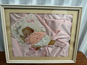 Cuadro artístico de bebé satinado enmarcado vintage de mediados de siglo - Imagen 1 de 8