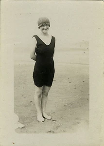 PHOTO ANCIENNE - VINTAGE SNAPSHOT - FEMME PLAGE BAIN BAIGNEUR DRÔLE - BEACH BATH - Picture 1 of 1