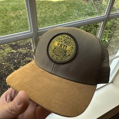 Ala de licencia de caza de pesca Yeti hecha de redes de pesca recicladas sombrero Foto 1 de 4