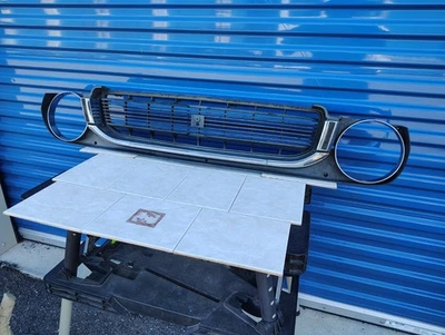 Toyota Corolla TE38 KE35 1974-1979 Wagon Smiley parrilla delantera OEM # 53111-122200 Foto 1 de 4