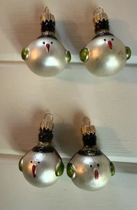Vintage Christbaumschmuck mattiert Schneemann trägt Ohrenschützer Kunststoff rund - Bild 1 von 10