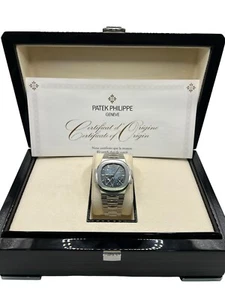 Patek Philippe nautilus 5712/1A-001 2010 With Box And Papers. - Picture 1 of 6