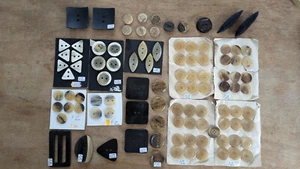 100 Stück alte Hornknöpfe + Hornschließe,   Ø  s. Fotos - Bild 1 von 6