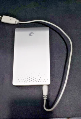 Seagate Silver FreeAgent Go FW 320 GB PN:9JN3A4-500 SN:2GEJ1D2R - USB Cable - Image 1 of 4