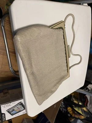 Bolsa de mão vintage GLOMESH feita na AUSTRÁLIA bege claro malha de metal dourada forrada de cetim - Imagem 1 de 4