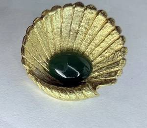 JADE Cabachon brooch vtg carved green Nephrite stone In Gold Tone Oyster Shell - Picture 1 of 4