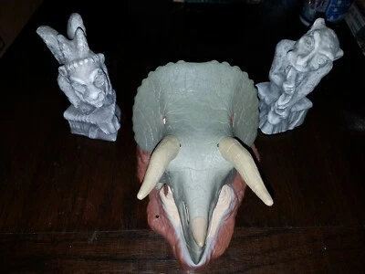 Scatter Terrain: 25-32mm Scale Terrain - HUGE GARGOYLE STATUES + DINO SKULL - Image 1 of 4