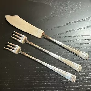 Vintage DORIC / NATIONAL SILBERPLATE MASTER BUTTERMESSER & 2 MEERESFRÜCHTE COCKTAILGABELN - Bild 1 von 2