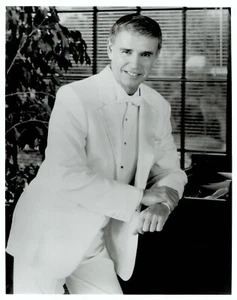 1987 Vintage Photo American Pianist Roger Williams poses smiling - Picture 1 of 2
