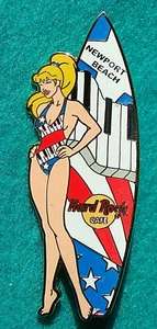 NEWPORT BEACH TABLA DE SURF VERANO NIÑA SERIE EE. UU. BANDERA TECLADO Hard Rock Café PIN - Imagen 1 de 1