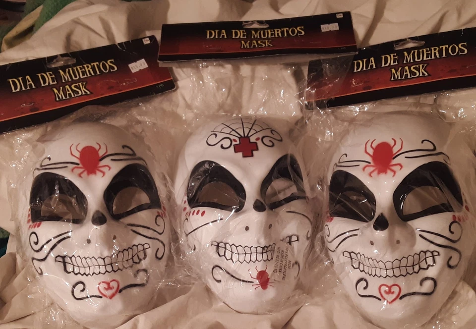 Máscaras de caveira 3 brancas Dia De Muertos design vermelho, preto - Imagem 1 de 4
