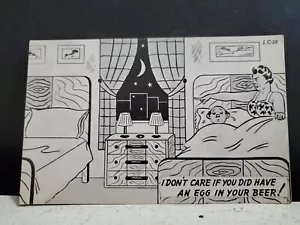 "Postal humorística vintage ""Un huevo en tu cerveza"" hombre expulsado de la cama L.L. Cocinero - Imagen 1 de 3
