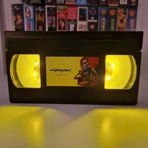 Gaming Designs LED VHS Videokassette Licht Lampe Geburtstag Weihnachten Geschenkidee Retro - Bild 1 von 84