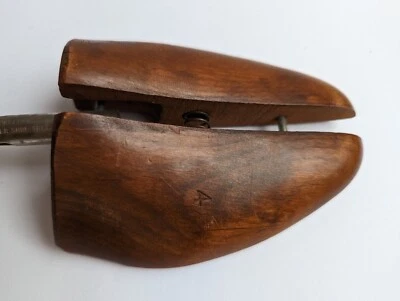 1 Camilla Nunn Bush Shoe Tree Keeper Rochester Tree Co madera dura y baquelita Foto 1 de 4