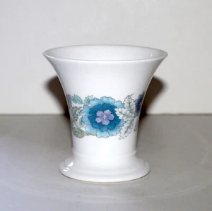 Vintage Vase Wedgwood Clementine UK China white blue porcelain flowers England - Picture 1 of 9