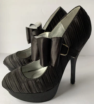 Tacones de salón Qupid Maryjane correa negra con arco de flores talla 6,5 Foto 1 de 4