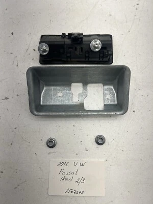 Manija de liberación del maletero trasero Volkswagen Passat 2012-2015 OEM. Foto 1 de 4