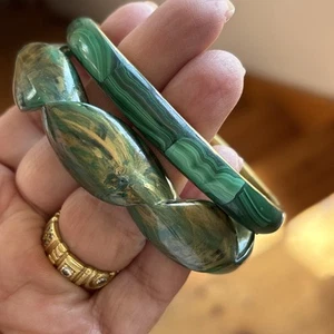 Vintage Emerald Green Bangle Bracelet Set Malachite Brass + Hong Kong Plastic - Picture 1 of 11