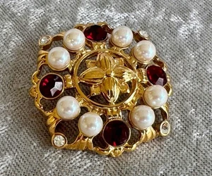 Vtg Signed Monet Gold Toned Simulated Pearl Red Rhinestone Pin Brooch 1.5" - Picture 1 of 1