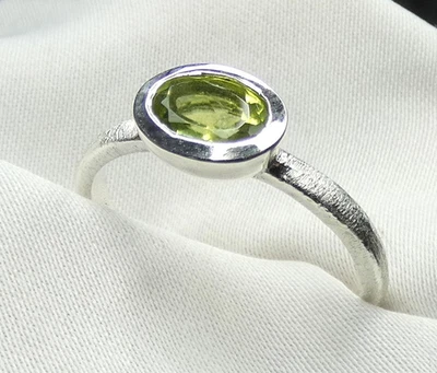 Ring 925 Silber Gr 17,2 (54) teilmattiert mod Design, fac. Peridot, Olivin NEU - Bild 1 von 4