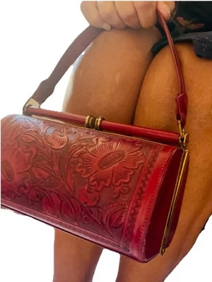 Vintage Hand-Tooled Leather Purse Floral Carved Motif – Red Cylindrical Bag - Imagem 1 de 4