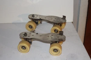 vintage. CHICAGO ROLLER SKATE CO Clip On Bases Größe 5 mit 57mm Rollknochen Rollen - Bild 1 von 7