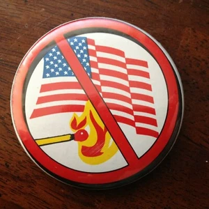 KEINE USA FLAGGE BRENNENDER BUTTON ANSTECKNADEL AMERIKANISCHER STOLZ PATRIOTISCH - Bild 1 von 4