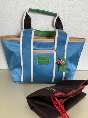 Сумка с короткими ручками Coach Hampton Y2K Ladybug Mini синяя нейлоновая 1893 - Изображение 1 из 4