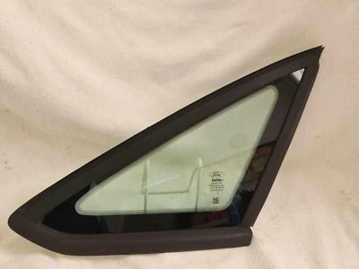 Cuarto de cristal trasero lateral Ford Focus 2012-2018 pasajero; moldura negra; sedán Foto 1 de 4