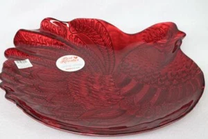 PLATO PARA SERVIR DE VIDRIO PINTADO CON TEXTURA ROJA OSCURA AMIS HOME EN FORMA DE GALLO - NUEVO CON ETIQUETAS - Imagen 1 de 1