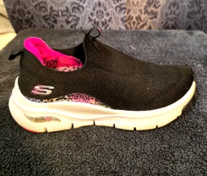 Skechers-Girls Negro Arco-fit Slip-on espuma viscoelástica malla zapatillas talla 2.5 - Imagen 1 de 8