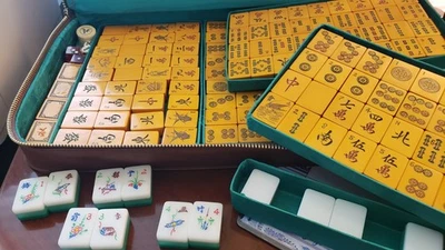 Antique Vintage Mah Jong 144 Butterscotch & Red Bakelite 12 Green & White Tiles - Image 1 of 4