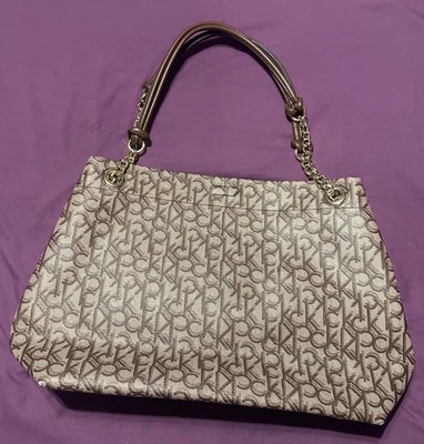 Bolso de mano de cuero con logotipo de Calvin Klein con correas de cadena y cierres magnéticos Foto 1 de 4