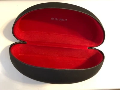 pre-amado auténtico MIU MIU CLAMSHELL GAFAS DE SOL ESTUCHE con interior de terciopelo rojo Foto 1 de 4