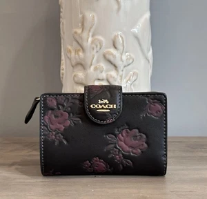 Coach CCR20 Medium Corner Zip Wallet Floral Print Embossed Leather Black/Wine - Bild 1 von 12