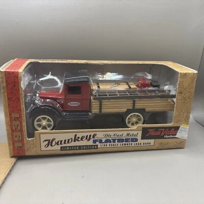Ertl 1931 Hawkeye Flatbed Truck Coin Bank True Value Limited Edition 1:34 - Image 1 of 4
