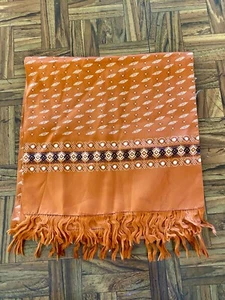 Sciarpa vintage anni 70 Cina perle stampate a mano 100% seta frange arancio bruciato 12"x 50" - Foto 1 di 2